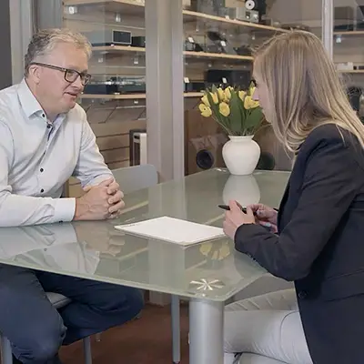 Wat Media Managers doen, bedrijfsfilm- animatie- social media video- short video laten maken – Zakelijk overleg tussen man en vrouw