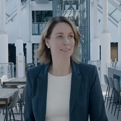 Wat Media Managers doen, bedrijfsfilm- animatie- social media video- short video laten maken – Ondernemende vrouw in kantooromgeving