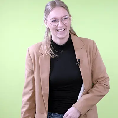 Wat Media Managers doen, bedrijfsfilm- animatie- social media video- short video laten maken – Vrolijke presentatie in studio