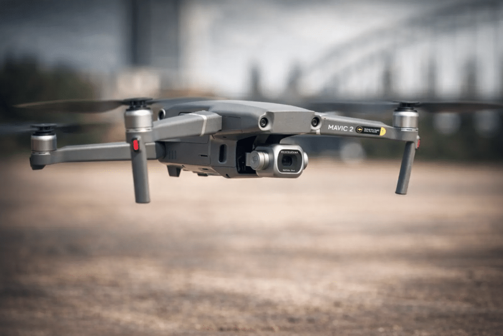 Grijze DJI Mavic 2 Pro drone vliegend in de lucht, ideaal voor drone video laten maken.