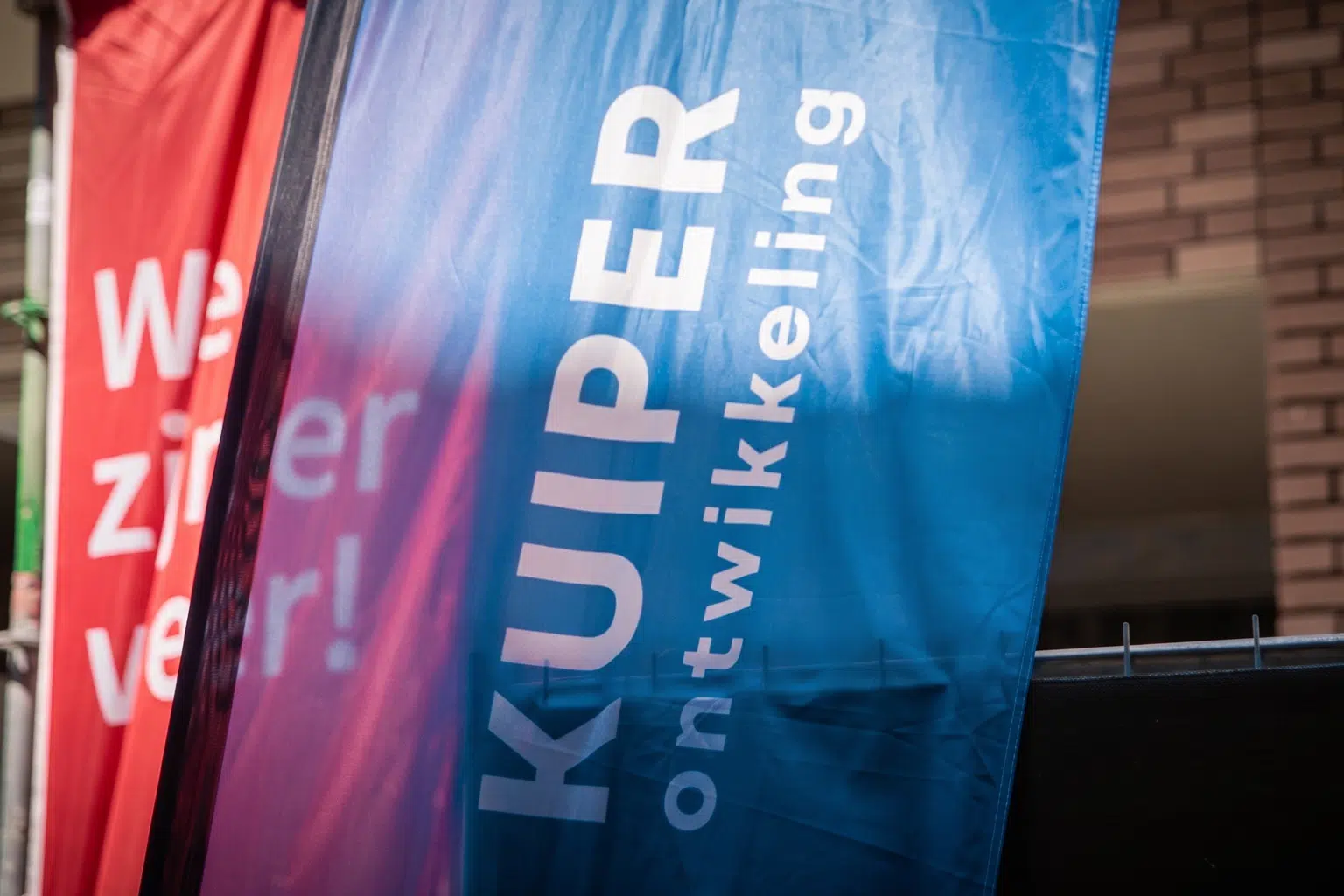 Twee banners van Kuiper Ontwikkeling bij de bouwlocatie van The Turner in Arnhem.